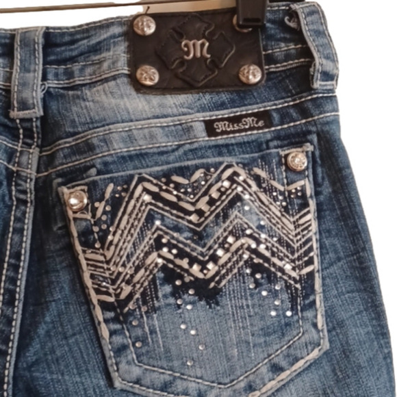 Miss Me size 26 bootcut jeans. Some whisking. Great white stitching.Bling! - Picture 6 of 11